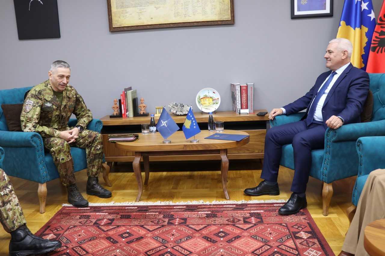 Ministri Sveçla priti në takim Komandantin e KFOR, Gjeneral Major Enrico Barduani